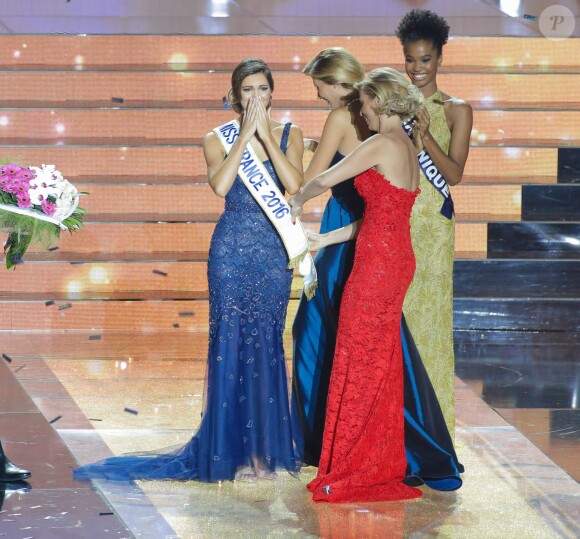 Camille Cerf et Iris Mittenaere, lors du concours Miss France 2016 organisé à Lille, le 19 décembre 2015.