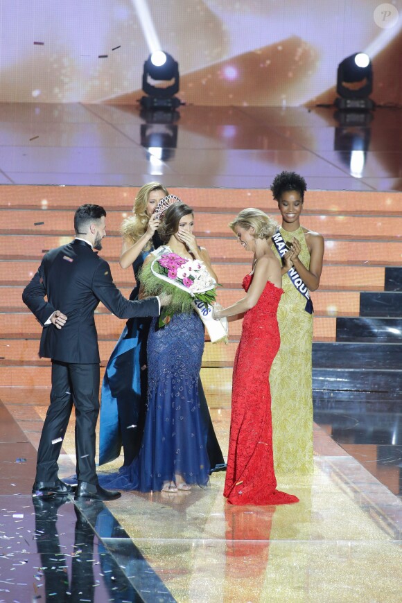 Iris Mittenaere, sacrée Miss France, lors du concours Miss France 2016 organisé à Lille, le 19 décembre 2015.