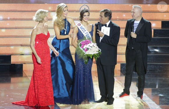 Iris Mittenaere, sacrée Miss France, lors du concours Miss France 2016 organisé à Lille, le 19 décembre 2015.