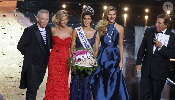 Iris Mittenaere, sacrée Miss France, lors du concours Miss France 2016 organisé à Lille, le 19 décembre 2015.