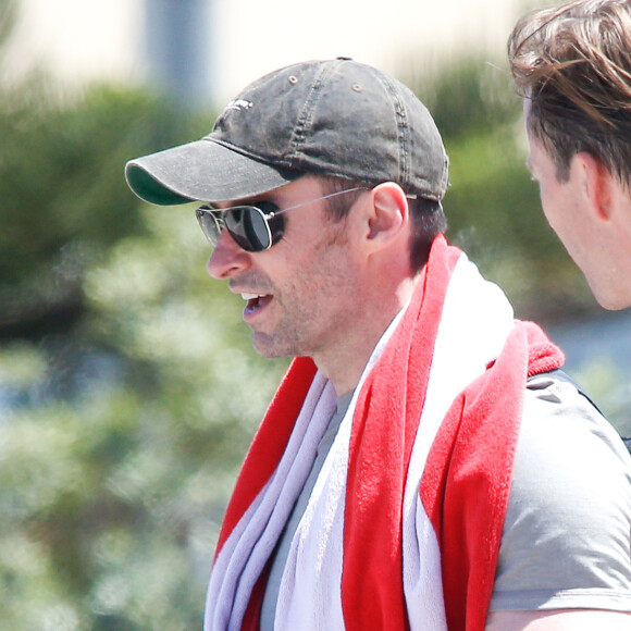 Exclusif - Hugh Jackman se balade avec un ami sur la plage de Bondi Beach, Sydney en Australie le 1er décembre 2015.