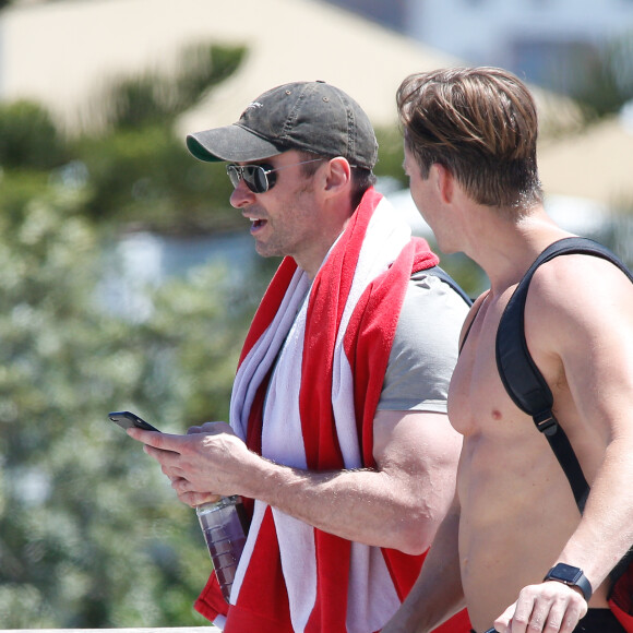 Exclusif - Hugh Jackman se balade avec un ami sur la plage de Bondi Beach, Sydney en Australie le 1er décembre 2015.