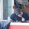 Exclusif - Hugh Jackman déjeune avec un ami sur la plage de Bondi Beach dans un restaurant spécialisé dans le poulet à Sydney en Australie le 1er décembre 2015.
