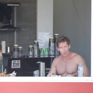 Exclusif - Hugh Jackman déjeune avec un ami sur la plage de Bondi Beach dans un restaurant spécialisé dans le poulet à Sydney en Australie le 1er décembre 2015.