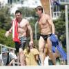 Exclusif - Hugh Jackman sur la plage de Bondi Beach avec un ami, le 30 novembre 2015.