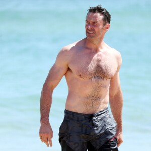 Exclusif - Hugh Jackman se baigne sur la plage de Bondi Beach avec un ami à Sydney en Australie le 30 novembre 2015.