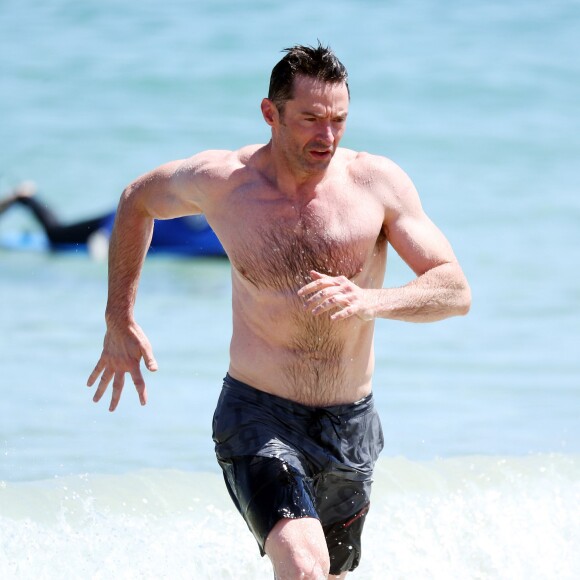 Exclusif - Hugh Jackman se baigne sur la plage de Bondi Beach avec un ami à Sydney en Australie le 30 novembre 2015.