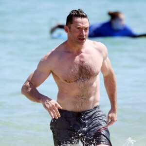 Exclusif - Hugh Jackman se baigne sur la plage de Bondi Beach avec un ami à Sydney en Australie le 30 novembre 2015.