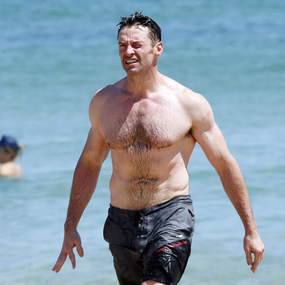 Exclusif - Hugh Jackman se baigne sur la plage de Bondi Beach avec un ami à Sydney en Australie le 30 novembre 2015.