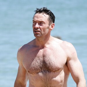 Exclusif - Hugh Jackman se baigne sur la plage de Bondi Beach avec un ami à Sydney en Australie le 30 novembre 2015.