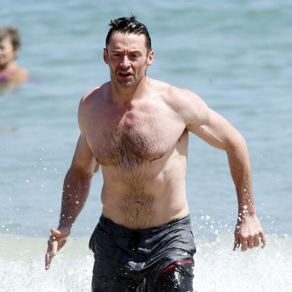 Exclusif - Hugh Jackman se baigne sur la plage de Bondi Beach avec un ami à Sydney en Australie le 30 novembre 2015.