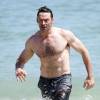 Exclusif - Hugh Jackman se baigne sur la plage de Bondi Beach avec un ami à Sydney en Australie le 30 novembre 2015.