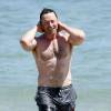 Exclusif - Hugh Jackman se baigne sur la plage de Bondi Beach avec un ami à Sydney en Australie le 30 novembre 2015.