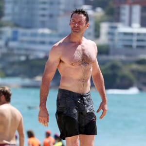 Exclusif - Hugh Jackman se baigne sur la plage de Bondi Beach avec un ami à Sydney en Australie le 30 novembre 2015.