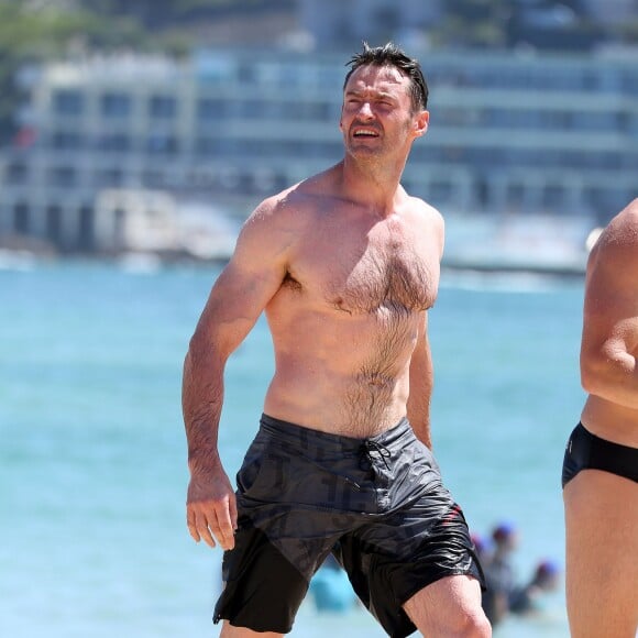 Exclusif - Hugh Jackman se baigne sur la plage de Bondi Beach avec un ami à Sydney en Australie le 30 novembre 2015.