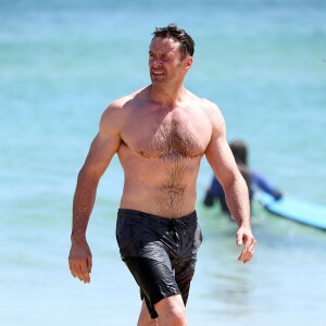 Exclusif - Hugh Jackman se baigne sur la plage de Bondi Beach avec un ami à Sydney en Australie le 30 novembre 2015.