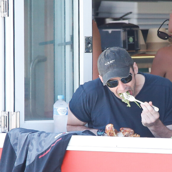 Exclusif - Hugh Jackman déjeune avec un ami sur la plage de Bondi Beach dans un restaurant spécialisé dans le poulet à Sydney en Australie le 1er décembre 2015.
