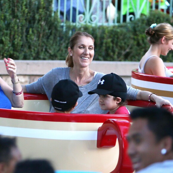 Exclusif - Céline Dion et ses fils Nelson et Eddy font des tours de manège au Disneyland d'Anaheim en Californie le 15 octobre 2015.