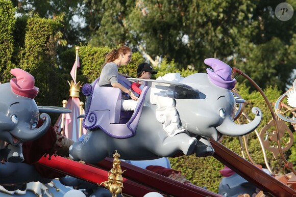 Exclusif -  Céline Dion et ses fils Nelson et Eddy font des tours de manège au Disneyland d'Anaheim en Californie le 15 octobre 2015.