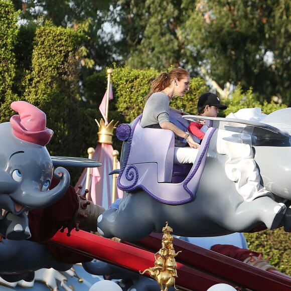 Exclusif -  Céline Dion et ses fils Nelson et Eddy font des tours de manège au Disneyland d'Anaheim en Californie le 15 octobre 2015.