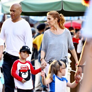 Exclusif - Céline Dion et ses fils Nelson et Eddy font des tours de manège au Disneyland d'Anaheim en Californie le 15 octobre 2015.
