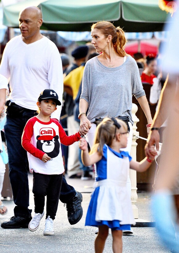 Exclusif - Céline Dion et ses fils Nelson et Eddy font des tours de manège au Disneyland d'Anaheim en Californie le 15 octobre 2015.