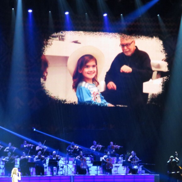 Céline Dion en concert au Caesars Palace à Las Vegas le dimanche 30 août 2015. Elle n'a pas lancé de "I love you René" ce soir-là contrairement à jeudi soir. Son mari René Angélil est passé à l’écran derrière elle sûr scène, pendant qu’elle chantait, ainsi que des images et vidéos de sa famille: ses enfants, sa mère etc. Bien sûr, René a eu droit à une ovation de la part du public à chaque passage à l'écran. Céline Dion a pris un bain de foule pendant une chanson et a fait un duo avec son hologramme habillé en rose sûr scène. Elle a également fait un duo avec l'hologramme d'Elvis.