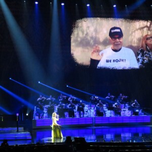Céline Dion en concert au Caesars Palace à Las Vegas le dimanche 30 août 2015. Elle n'a pas lancé de "I love you René" ce soir-là contrairement à jeudi soir. Son mari René Angélil est passé à l’écran derrière elle sûr scène, pendant qu’elle chantait, ainsi que des images et vidéos de sa famille: ses enfants, sa mère etc. Bien sûr, René a eu droit à une ovation de la part du public à chaque passage à l'écran. Céline Dion a pris un bain de foule pendant une chanson et a fait un duo avec son hologramme habillé en rose sûr scène. Elle a également fait un duo avec l'hologramme d'Elvis.