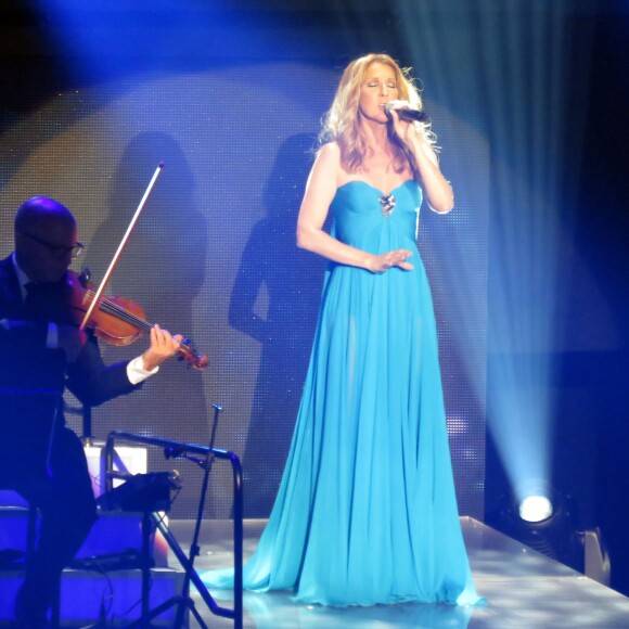 Céline Dion en concert au Caesars Palace à Las Vegas le dimanche 30 août 2015. Elle n'a pas lancé de "I love you René" ce soir-là contrairement à jeudi soir. Son mari René Angélil est passé à l’écran derrière elle sûr scène, pendant qu’elle chantait, ainsi que des images et vidéos de sa famille: ses enfants, sa mère etc. Bien sûr, René a eu droit à une ovation de la part du public à chaque passage à l'écran. Céline Dion a pris un bain de foule pendant une chanson et a fait un duo avec son hologramme habillé en rose sûr scène. Elle a également fait un duo avec l'hologramme d'Elvis.