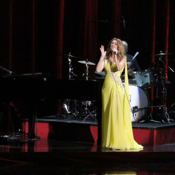 Céline Dion en concert au Caesars Palace à Las Vegas le dimanche 30 août 2015. Elle n'a pas lancé de "I love you René" ce soir-là contrairement à jeudi soir. Son mari René Angélil est passé à l’écran derrière elle sûr scène, pendant qu’elle chantait, ainsi que des images et vidéos de sa famille: ses enfants, sa mère etc. Bien sûr, René a eu droit à une ovation de la part du public à chaque passage à l'écran. Céline Dion a pris un bain de foule pendant une chanson et a fait un duo avec son hologramme habillé en rose sûr scène. Elle a également fait un duo avec l'hologramme d'Elvis.