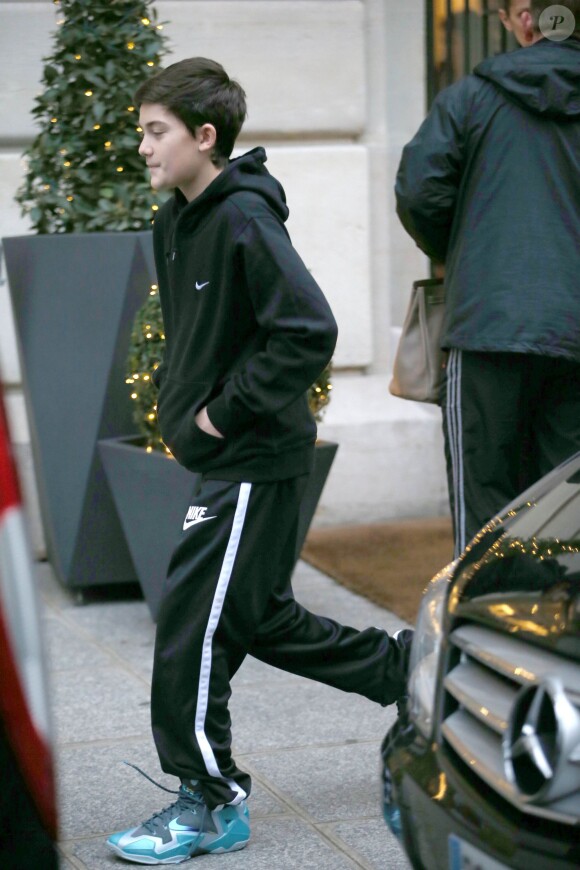 Le fils aine de Celine Dion, Rene-Charles - Celine Dion et sa famille a la sortie de leur hotel a Paris. La diva Quebecoise a fini sa tournee et quitte la France. le 7 decembre 2013