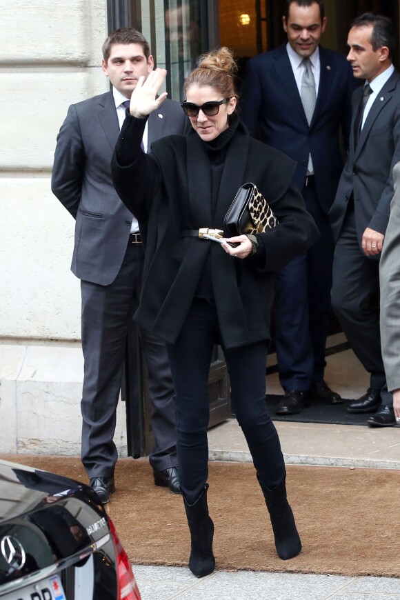 Celine Dion quitte son hotel, devant de nombreux fans, pour se rendre aux repetitions de son concert a Bercy a Paris. Le 4 decembre 2013
