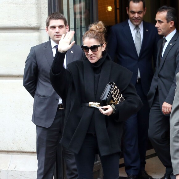 Celine Dion quitte son hotel, devant de nombreux fans, pour se rendre aux repetitions de son concert a Bercy a Paris. Le 4 decembre 2013