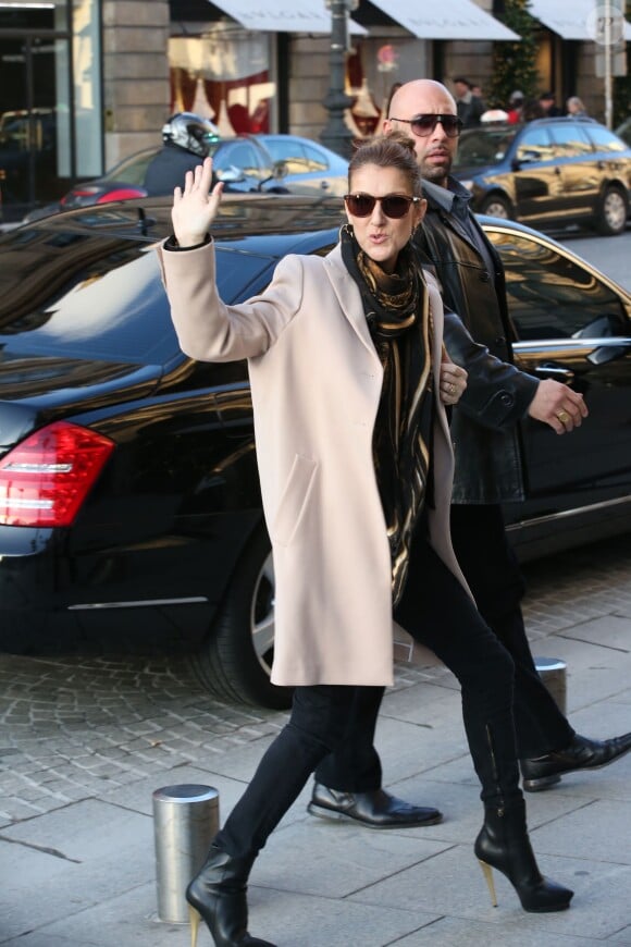 Celine Dion sort de son hotel parisien pour aller faire du shopping chez Boucheron. Le 2 decembre 2013