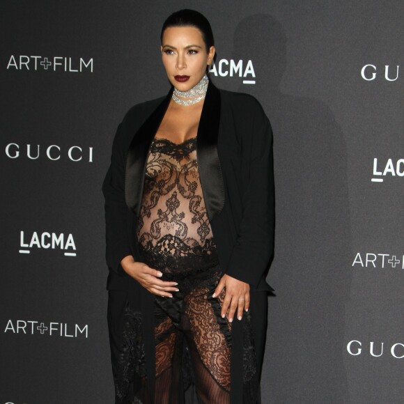 Kim Kardashian, enceinte lors du Gala "The LACMA 2015 Art+Film" en l'honneur de James Turrell et Alejandro Inarritu à Los Angeles, le 7 novembre 2015.