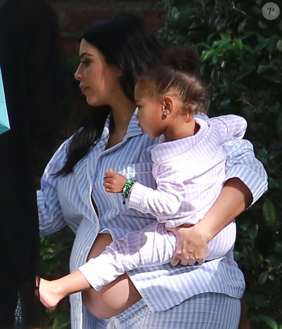 Kim Kardashian enceinteet sa fille North West - Kim Kardashian enceinte organise une journée 'pyjama' avec toute sa famille et ses amis pour sa baby shower à Beverly Hills, le 25 octobre 2015
