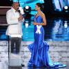 Steve Harvey et Miss Philippinnes le soir de l'élection de Miss Univers à Las Vegas , le 20 décembre 2015. Une cérémonie marquée par une énorme bourde télévisée en direct, le présentateur de la cérémonie, l'acteur, humoriste et animateur Steve Harvey, a mal lu la fiche qui donnait le nom de la gagnante et a annoncé par erreur que Miss Colombie, Ariadna Gutierrez, avait été élue Miss Univers.