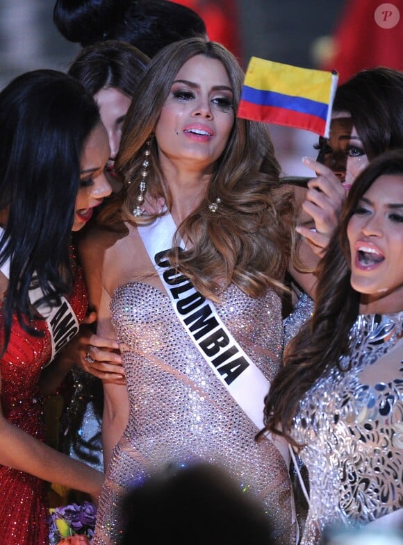 Miss Colombie 2015, Ariadna Gutierrez le soir de l'élection de Miss Univers à Las Vegas , le 20 décembre 2015. Une cérémonie marquée par une énorme bourde télévisée en direct, le présentateur de la cérémonie, l'acteur, humoriste et animateur Steve Harvey, a mal lu la fiche qui donnait le nom de la gagnante et a annoncé par erreur que Miss Colombie, Ariadna Gutierrez, avait été élue Miss Univers.