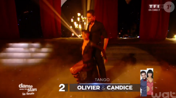 Olivier Dion et Candice Pascal lors de la finale de Danse avec les stars 6, sur TF1, le mercredi 23 décembre 2015