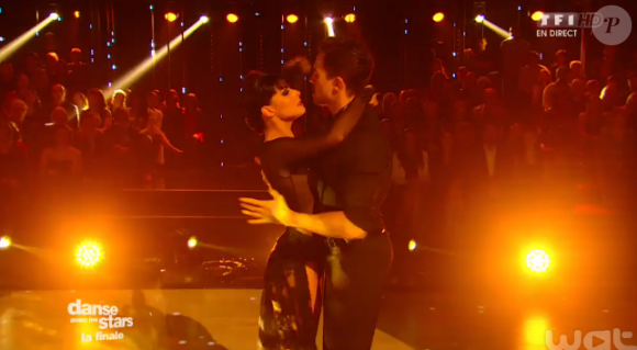 Olivier Dion et Candice Pascal lors de la finale de Danse avec les stars 6, sur TF1, le mercredi 23 décembre 2015