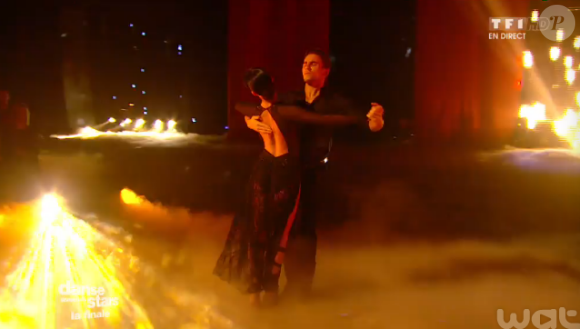 Olivier Dion et Candice Pascal lors de la finale de Danse avec les stars 6, sur TF1, le mercredi 23 décembre 2015