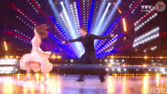Loic Nottet et Denitsa Ikonomova lors de la finale de Danse avec les stars 6, sur TF1, le mercredi 23 décembre 2015
