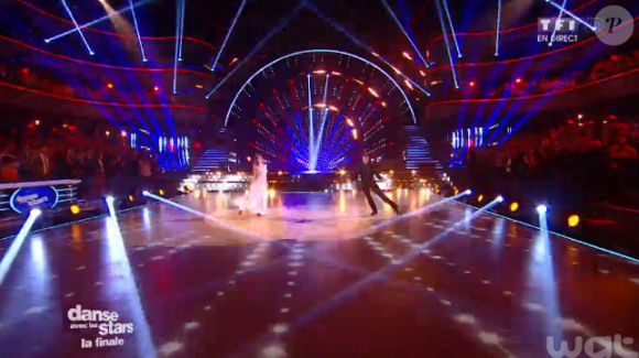 Loic Nottet et Denitsa Ikonomova lors de la finale de Danse avec les stars 6, sur TF1, le mercredi 23 décembre 2015
