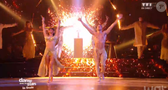 Olivier Dion et Candice Pascal lors de la finale de Danse avec les stars 6, sur TF1, le mercredi 23 décembre 2015