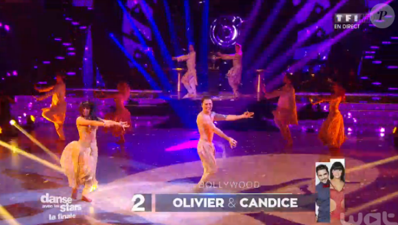 Olivier Dion et Candice Pascal lors de la finale de Danse avec les stars 6, sur TF1, le mercredi 23 décembre 2015