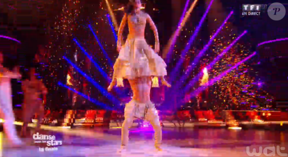 Olivier Dion et Candice Pascal lors de la finale de Danse avec les stars 6, sur TF1, le mercredi 23 décembre 2015