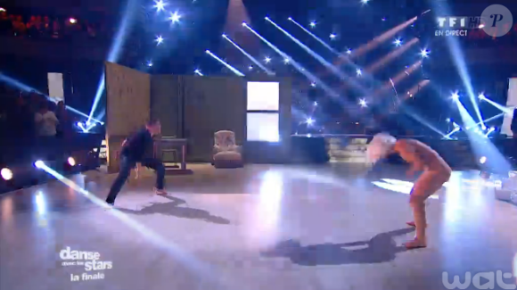 Loic Nottet et Denitsa Ikonomova lors de la finale de Danse avec les stars 6, sur TF1, le mercredi 23 décembre 2015