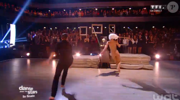 Loic Nottet et Denitsa Ikonomova lors de la finale de Danse avec les stars 6, sur TF1, le mercredi 23 décembre 2015
