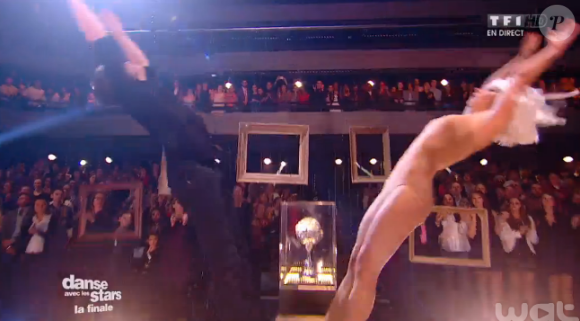 Loic Nottet et Denitsa Ikonomova lors de la finale de Danse avec les stars 6, sur TF1, le mercredi 23 décembre 2015