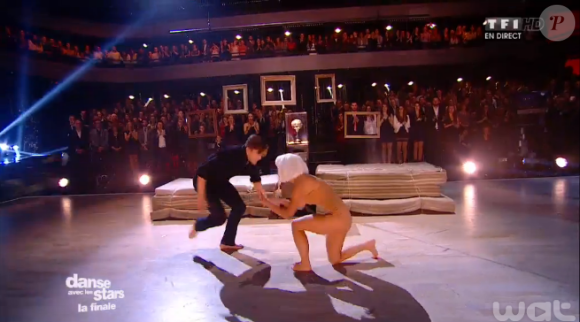 Loic Nottet et Denitsa Ikonomova lors de la finale de Danse avec les stars 6, sur TF1, le mercredi 23 décembre 2015